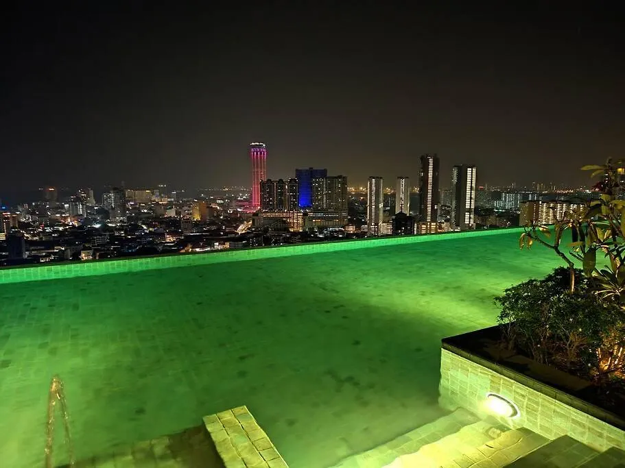 Infinity Pool 2Br Suite 7Pax @Beacon @Georgetown 0*, George Town