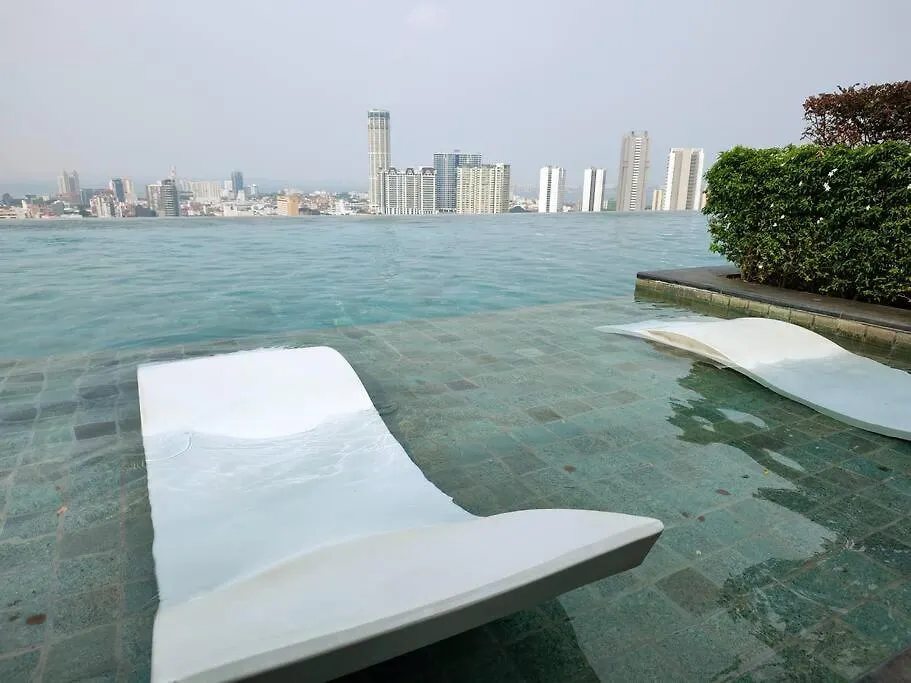 Infinity Pool 2Br Suite 7Pax @Beacon @Georgetown George Town